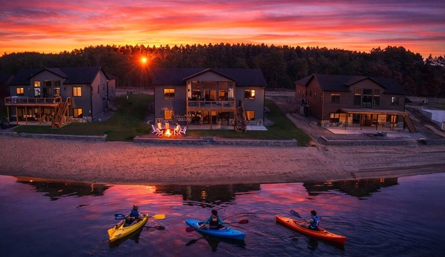 Sunset Shore: Private Beach; Garage Bar; Near WI Dells; King Beds, Massage Chair