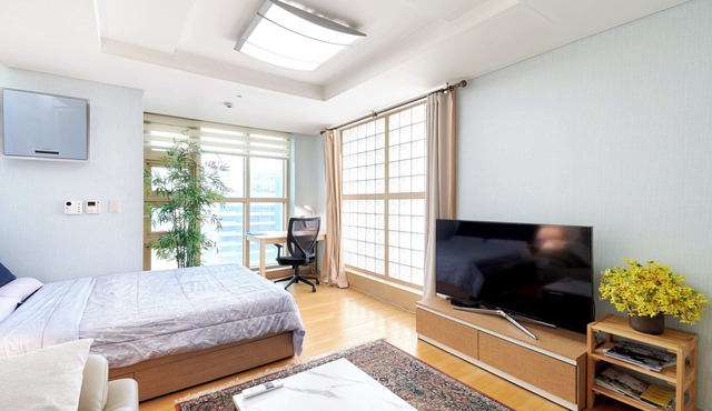 SUPER 1 Bedroom Corner Condo! Best deal in Gangnam with a "Premier Host"!
