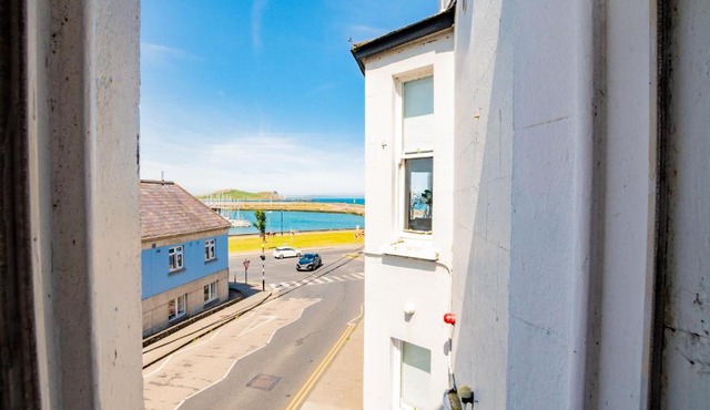 Superb Studio With Marina Views- WiFi Included