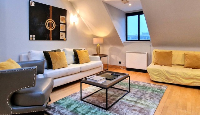 Superbly located! Bright and Airy Mews.