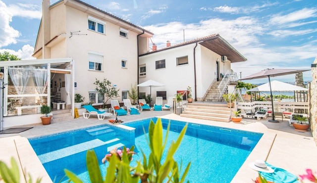 Suzy with Common Pool/Apartment Konoba near the Beach