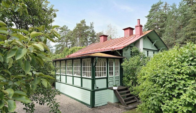 Swiss-style villa with forest views near Bråviken