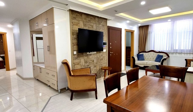 Taksim Cihangir Value Apt 3BR: Kitchen, 7Guests, Central Public Transport Access