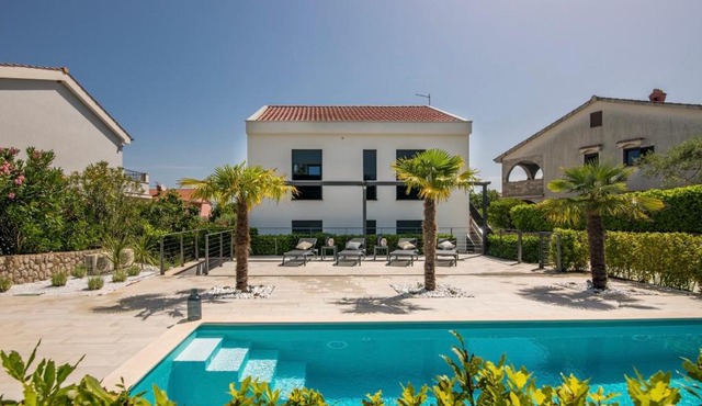 Tea Deluxe Apartment with private Pool