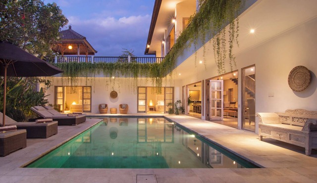 Temple Estate; fully serviced 7 Bedroom villa, central Canggu close to the beach