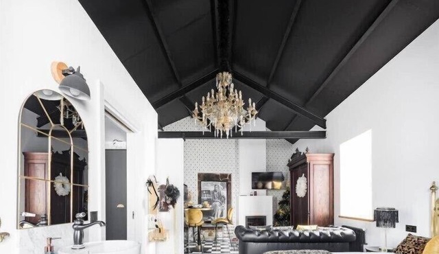 The 20's Suite. Loft with bathtub, outdoor terrace and wood-burning fireplace.