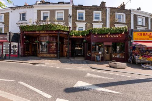 The Crown Pub & Guesthouse