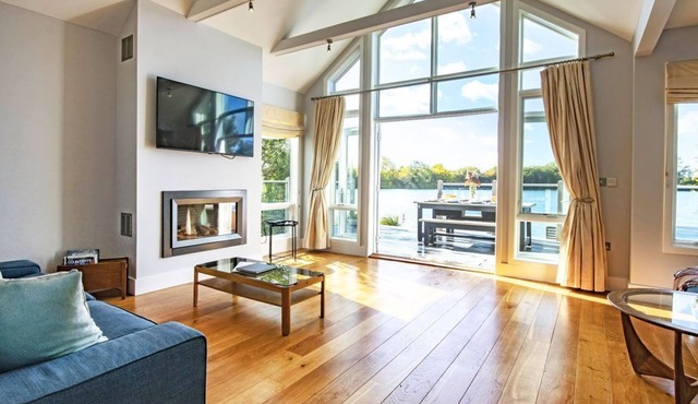 The Landings 18, Waters Reach (P) - Lakeside Luxury, Hot Tub, Tennis, Sleeps 10