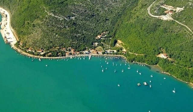 The lovely Villa Royal Blue is located in the small, picturesque village of Trget.