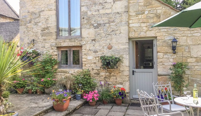 THE OLD CIDER HOUSE, character holiday cottage in Prestbury