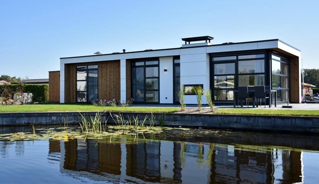 These luxurious, nice, and detached vacation villas for six persons have a unique view of the water. The luxurious villas offer a lot of privacy, a high standard of comfort, and have a spacious, hardwood outdoor deck. All ingredients to enjoy an amaz