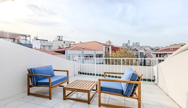 This apartment is a 1 bedroom(s), 1 bathrooms, located in Şişli, İstanbul.