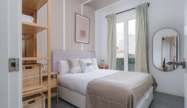 This apartment is a 2 bedroom(s), 1 bathrooms, located in Barcelona, Catalunya.