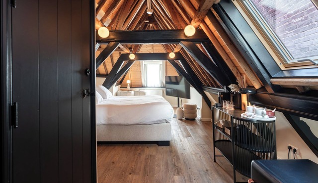 This hotel is a 1 bedroom(s), 1 bathrooms, located in Delft, Zuid-Holland.
