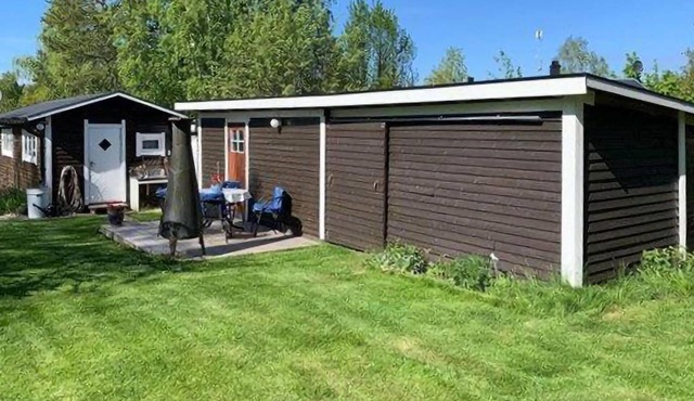 This vacation home near Åkeröfjärden welcomes you with a large, flowery garden.
