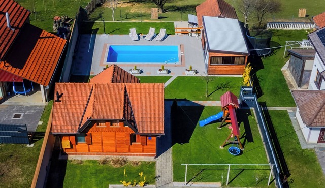 Timber Cottage With Pool, Zasadbreg, Croatia