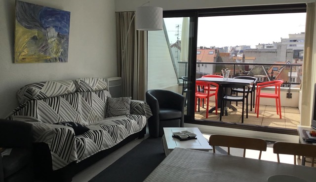 Top floor apartment with south facing terrace close to the center