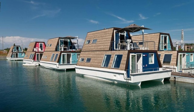 Tranquil Marina Azzurra Resort House boat 2 Bedroom sleeps 6 A