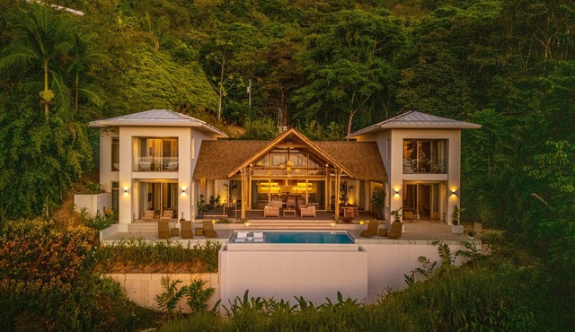 Tropical Oceanview Retreat: 11BR for 27 Guests