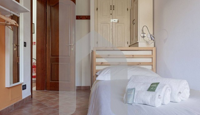 TUSCANY HOUSE is the best solution for any need, close to the center along Viale delle Piaggi and to the Cisanello hospital. A beautiful garden welcomes you in a quiet and residential area with parking space (No ZTL). The independent house is composed by