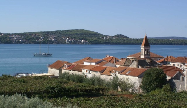 Two bedroom apartment with terrace and sea view Seget Donji, Trogir (A-2041-d)