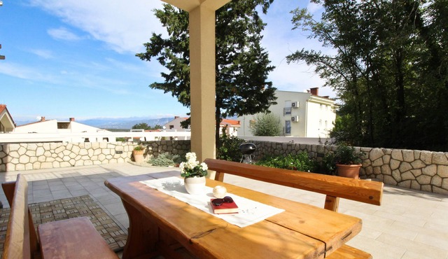 Two-bedroom Apartment 200m from Sea