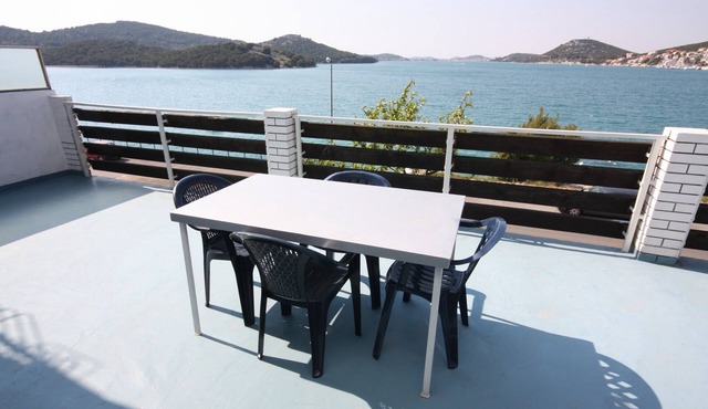 Two bedroom apartment near beach Tisno, Murter (A-6106-a)