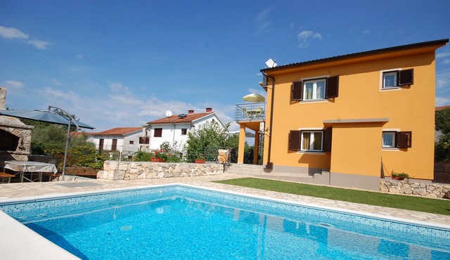 Two bedroom apartment with shared pool and gym
