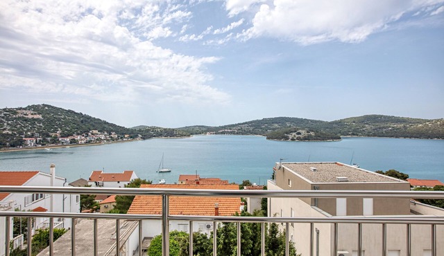 Two bedroom apartment with balcony and sea view Tisno, Murter (A-5130-a)