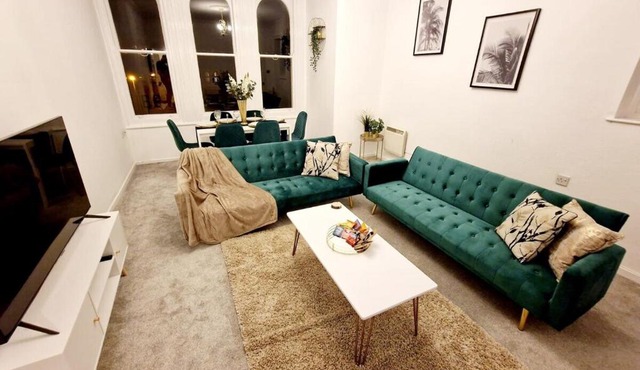 Two Bedroom Mansion House Apartment By AZ Luxury Stays Newmarket With Parking And WiFi