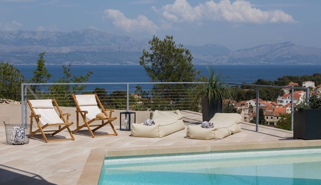 Unique 4-Bedroom, Villa SemperVivum in Sutivan