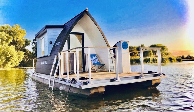 Unique license-free houseboat on the Havel