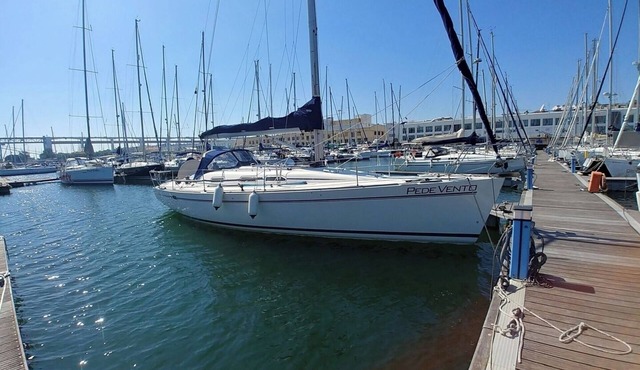 Unique Sailboat Stay in Lisbon with Marina Views