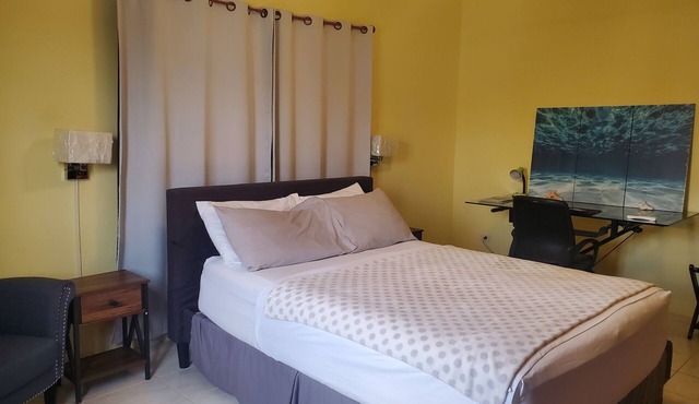 Upstairs 2 bedroom apartment- 5 mins from the beach