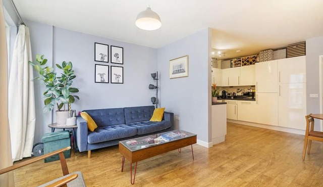 Urban Chic: Modern Flat East London next to canal
