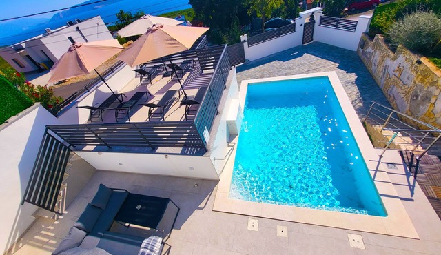 Vacation apartment with beautiful sea view and pool
