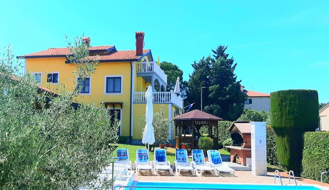 Vacation home * with heated pool and beautiful views of the sea.