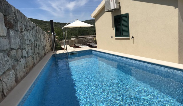 Vacation home with private pool for 8 people