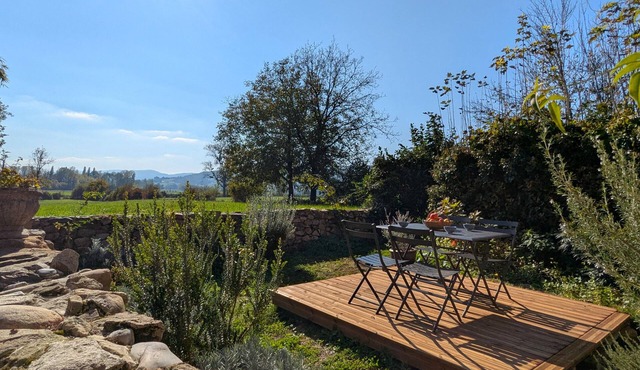 Vacation rental lakes, vineyards and mountains area