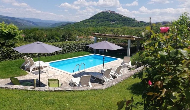 "Valentino" mit Blick auf das Wasser by Interhome