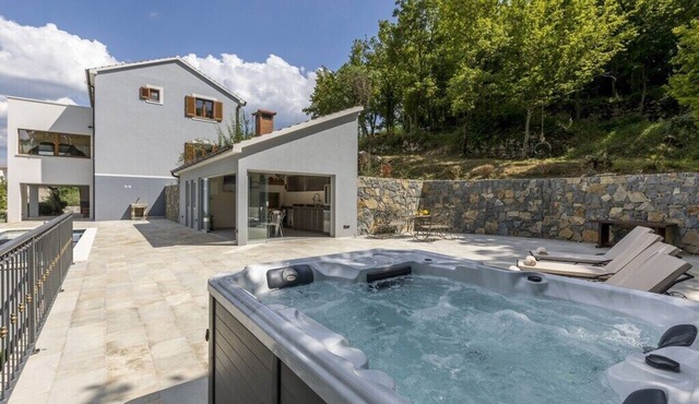 vila posjeduje jacuzzi, saunu s tušem, grijani bazen .