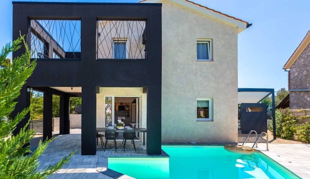 Villa Lota with a heated pool, sauna & E-car charger