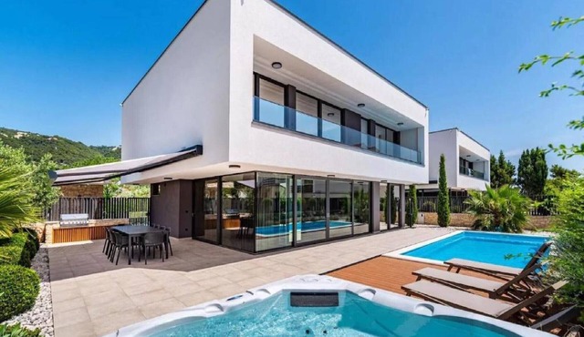 Villa Alpha - Four Bedroom Villa with Swimming Pool