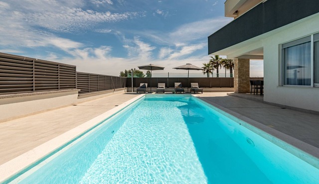 Villa Amfora for 12 guests with sauna, jacuzzi, tennis and heatedpool