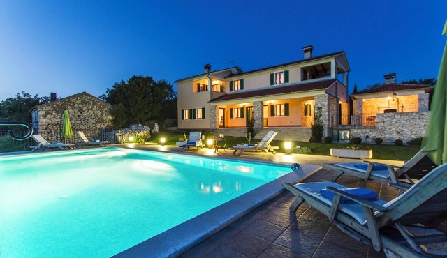 Villa Ana, Spacious 5 Bedroom Retreat with Access to 2 Shared Pools