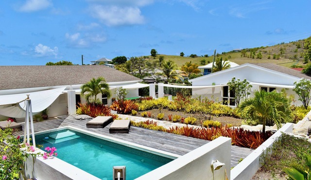 Villa Annalibe–Oceanfront 5-Bedroom Villa with Pool near English Harbour Antigua