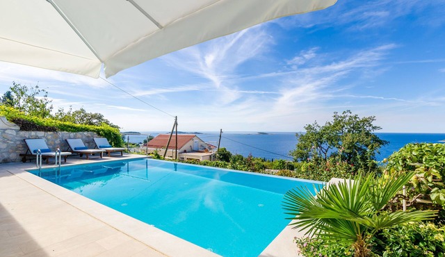 Villa Art Gallery - Six Bedroom Villa with Terrace and Swimming Pool