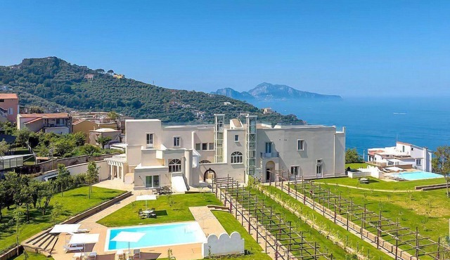 Villa Auralia Grande: A charming and bright two-story historical villa surrounded by a lemon and orange garden, with Free WI-FI.