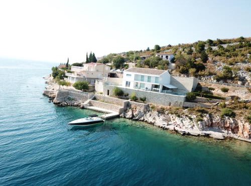 Villa Basthel right by the sea, heated swimming pool with jacuzzi, sauna and garage