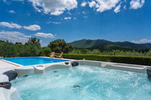 VILLA BEYBE with Jacuzzi, large private pool 50m2, BBQ,free WIFI, 3 bedrooms
